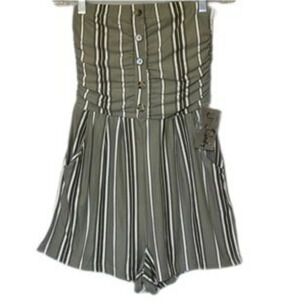 Green & White Pull On Stretch Knit Shorts Romper Button Accent pockets Large